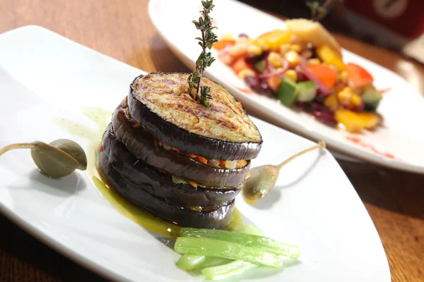 Beyaz plaka üzerinde ızgara patlıcan