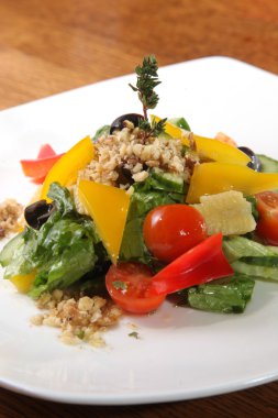 Ceviz ve sebzeli salata.