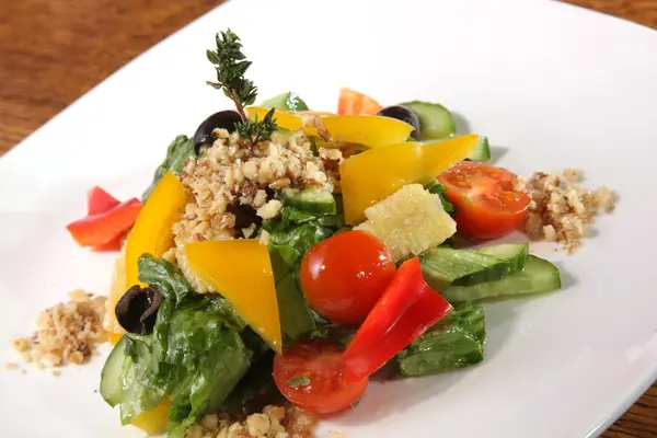 Salat Mit Walnüssen Und Gemüse Auf Dem Teller — Stockfoto