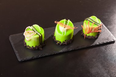 Siyah tabakta fıstıklı tatlı.