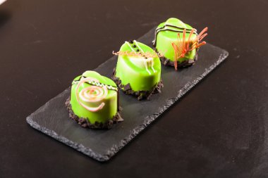 Siyah tabakta fıstıklı tatlı.