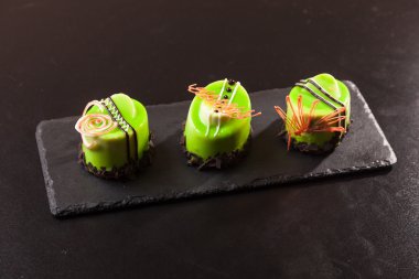 Siyah tabakta fıstıklı tatlı.