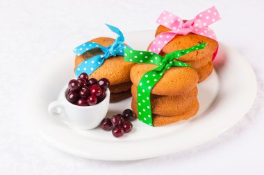 Beyaz arka planda çilekli vişneli pasta