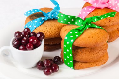 Beyaz arka planda çilekli vişneli pasta