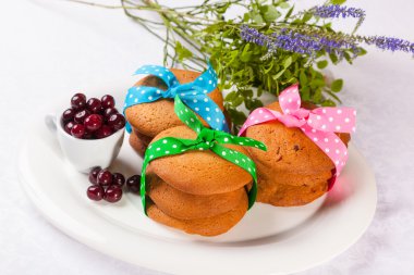 Beyaz arka planda çilekli vişneli pasta