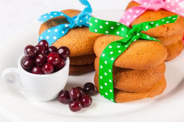 Beyaz arka planda çilekli vişneli pasta