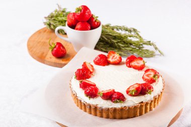 Beyaz arka planda çilekli pasta