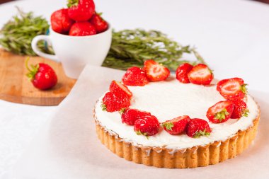 Beyaz arka planda çilekli pasta