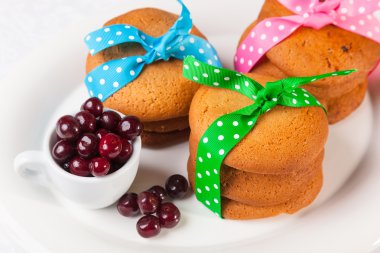 Beyaz arka planda çilekli vişneli pasta