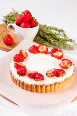 Beyaz arka planda çilekli pasta