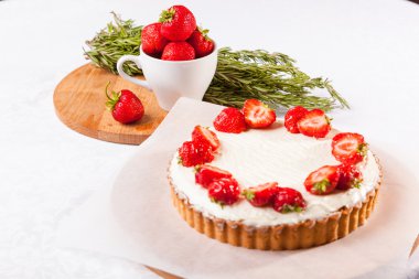 Beyaz arka planda çilekli pasta