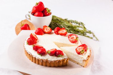 Beyaz arka planda çilekli pasta