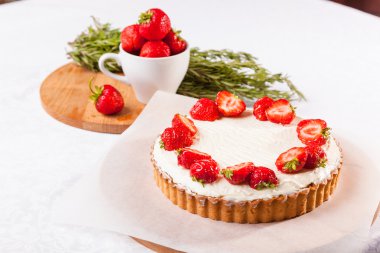 Beyaz arka planda çilekli pasta