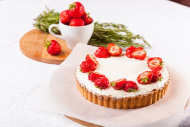 Beyaz arka planda çilekli pasta