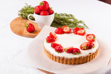 Beyaz arka planda çilekli pasta