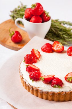 Beyaz arka planda çilekli pasta