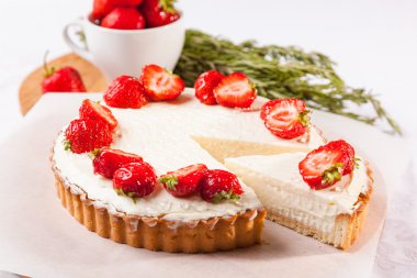 Beyaz arka planda çilekli pasta