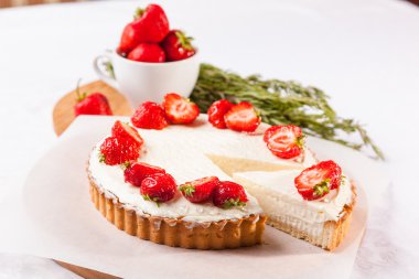Beyaz arka planda çilekli pasta