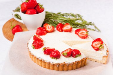 Beyaz arka planda çilekli pasta