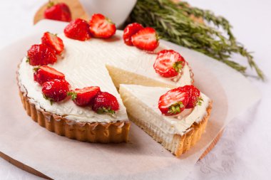 Beyaz arka planda çilekli pasta