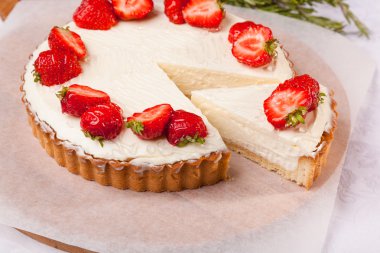 Beyaz arka planda çilekli pasta