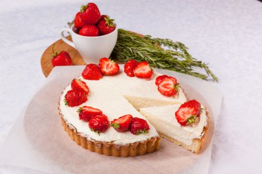 Beyaz arka planda çilekli pasta