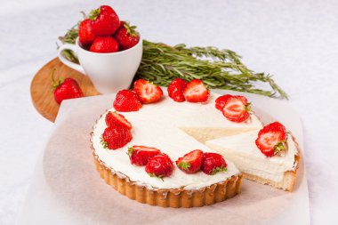 Beyaz arka planda çilekli pasta