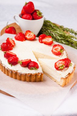 Beyaz arka planda çilekli pasta