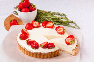 Beyaz arka planda çilekli pasta