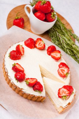 Beyaz arka planda çilekli pasta