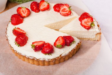 Beyaz arka planda çilekli pasta