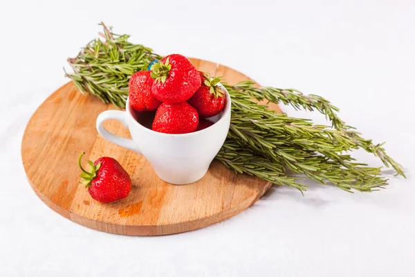 Erdbeere Einer Tasse Und Rosmarin Auf Holzteller — Stockfoto