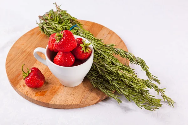 Erdbeere Einer Tasse Und Rosmarin Auf Holzteller — Stockfoto