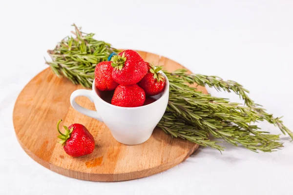 Erdbeere Einer Tasse Und Rosmarin Auf Holzteller — Stockfoto