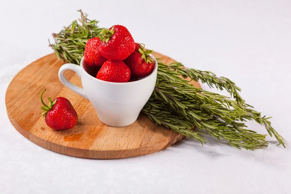 Erdbeere Einer Tasse Und Rosmarin Auf Holzteller — Stockfoto