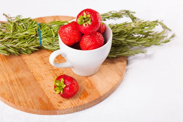 Erdbeere Einer Tasse Und Rosmarin Auf Holzteller — Stockfoto