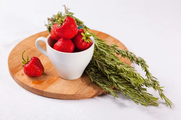 Erdbeere Einer Tasse Und Rosmarin Auf Holzteller — Stockfoto