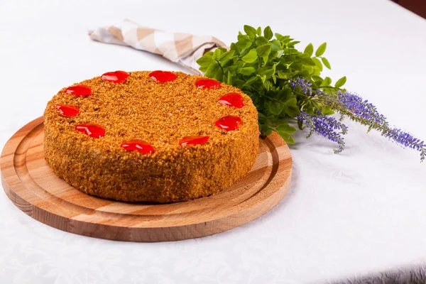 Bolo Mel Com Grama Verde Mesa Branca — Fotografia de Stock