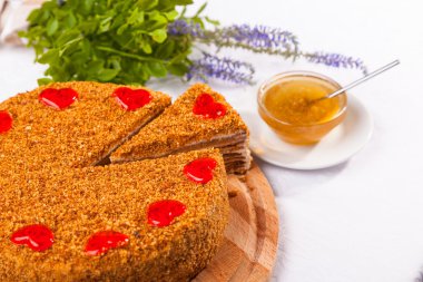 Beyaz masada yeşil çimenli ballı kek.