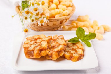 Beyaz arka planda çocuklar için mısır.