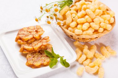 Beyaz arka planda çocuklar için mısır.