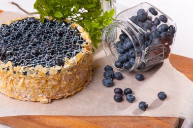 Yaban mersinli kek ve böğürtlen