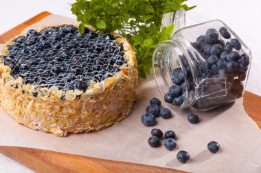 Yaban mersinli kek ve böğürtlen