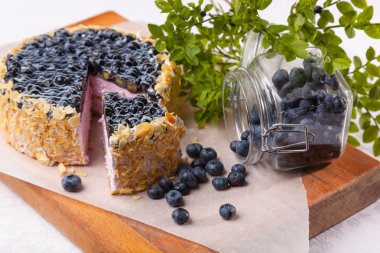 Yaban mersinli kek ve böğürtlen