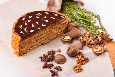 Beyaz masa süslemeli fındıklı kek.