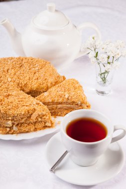 kek Napolyon ve çaydanlık beyaz masada çay