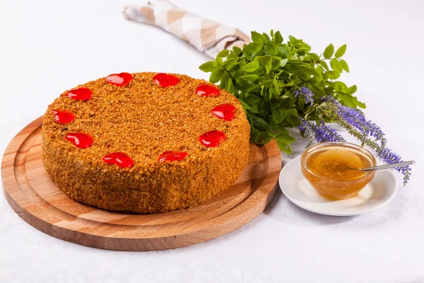 Bolo Mel Com Grama Verde Mesa Branca — Fotografia de Stock