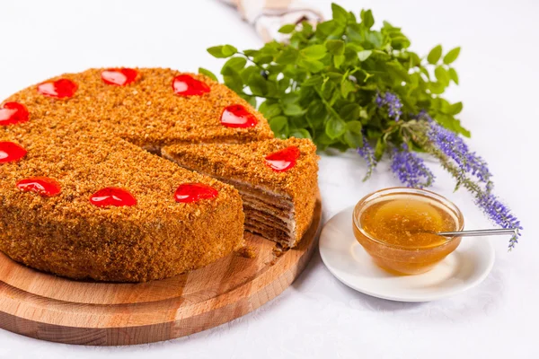 Bolo Mel Com Grama Verde Mesa Branca — Fotografia de Stock