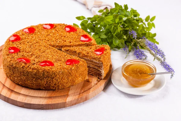 Bolo Mel Com Grama Verde Mesa Branca — Fotografia de Stock