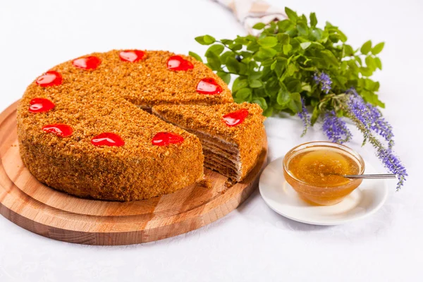 Bolo Mel Com Grama Verde Mesa Branca — Fotografia de Stock